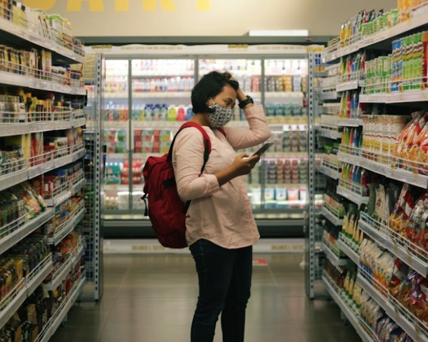 woman wearing a face mask in a convenient store