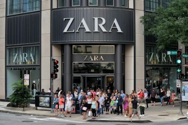 People in front of Zara