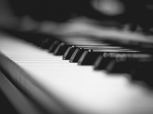 Black and White phot of a piano