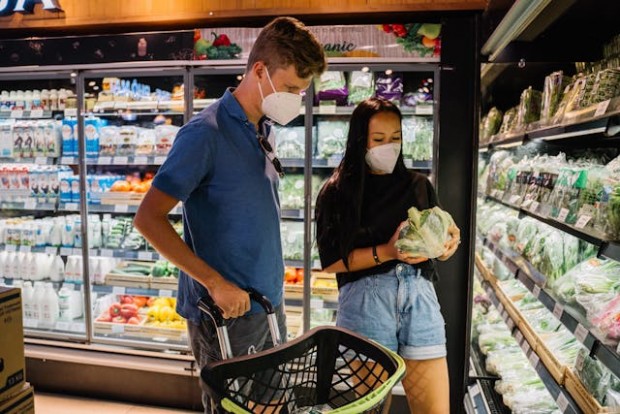 Couple wearing mask in the grocery
