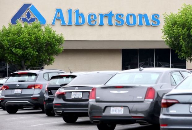 Albertsons Execs Accused of Text Message Destruction as FTC Challenges $24.6 Billion Kroger Purchase S