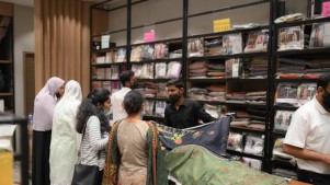 People buying hand-made fabrics